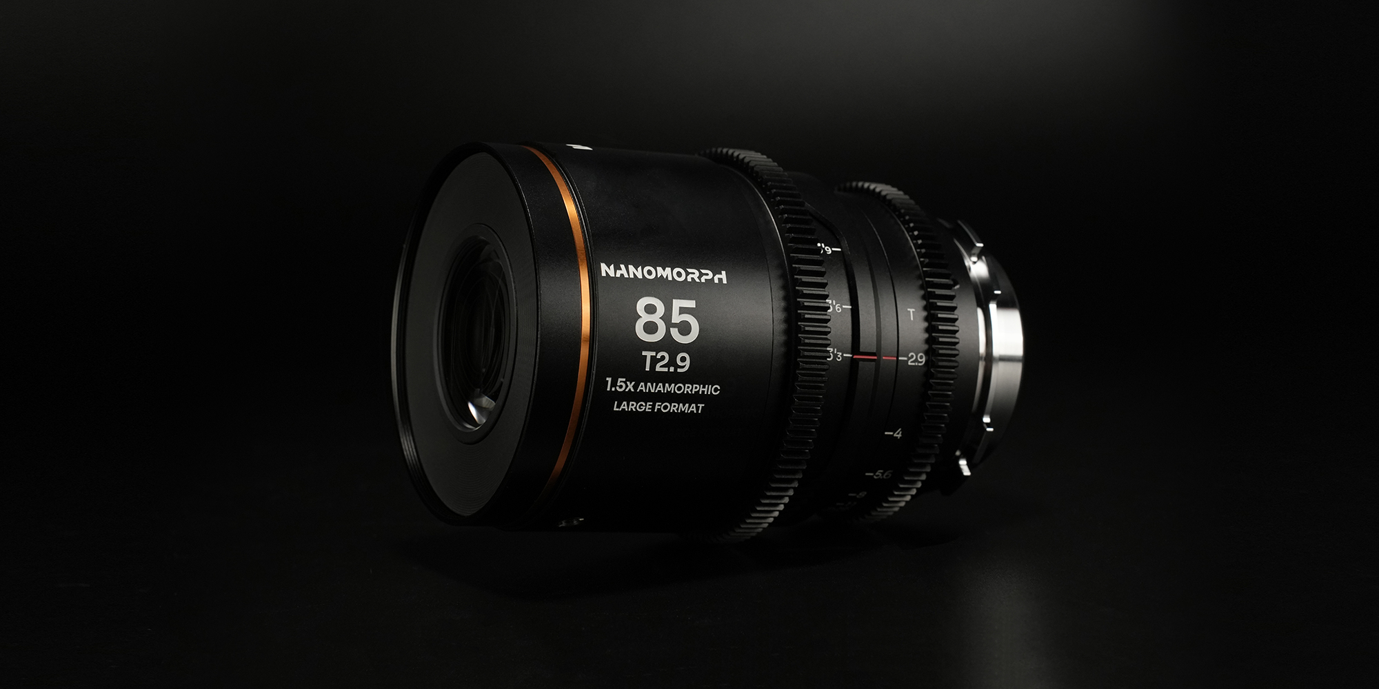 Obiektyw Laowa Nanomorph 85 mm T2,9 1,5x LF Amber do Arri PL / Canon EF produktowe zdjęcie na czarnym tle